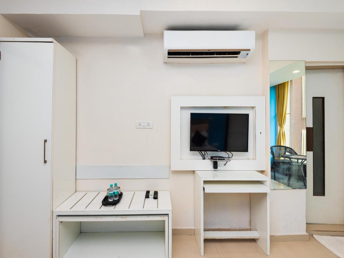Hotel Aura - Near Malad Link Road Gorai Kültér fotó